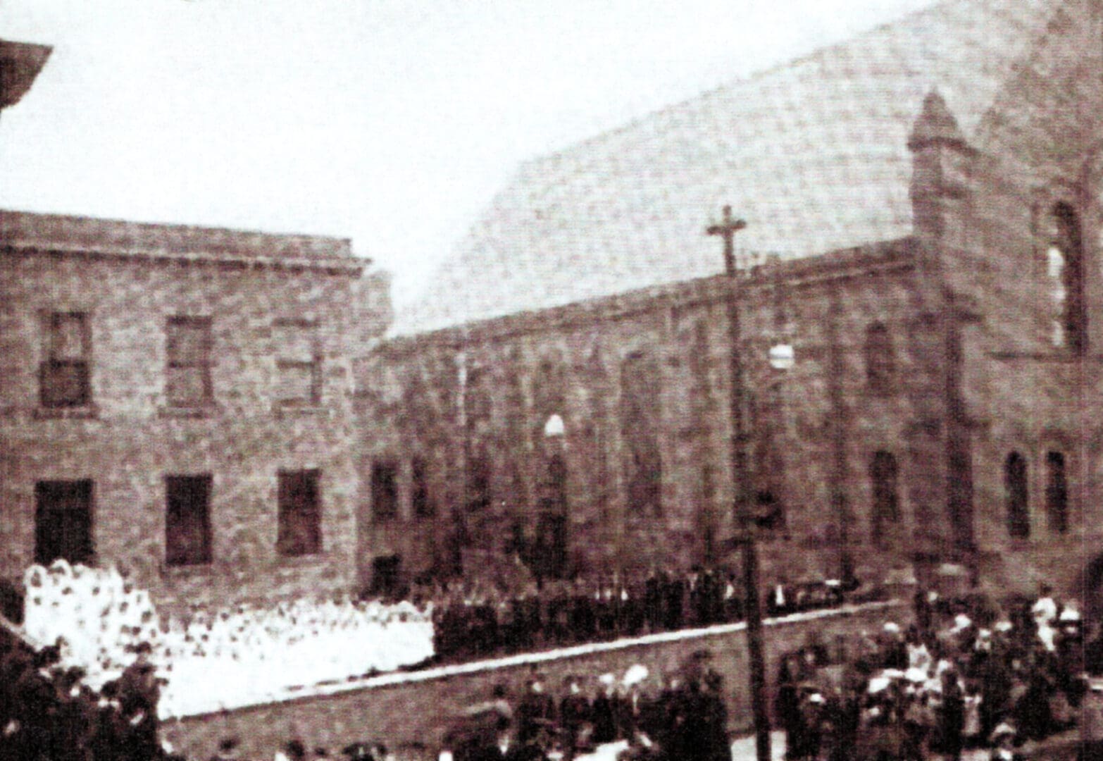A crowd of people standing in front of a building.